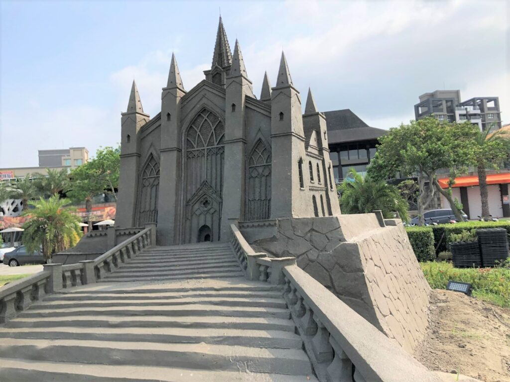 這夏玩不完啦!搭渡輪去看八里左岸沙雕︱大啖老街美食、吸晴裝置藝術、漫步潮間帶︱1路玩到美丁美當 21 八里城市沙雕展/Photo Credit:逆耳小姐