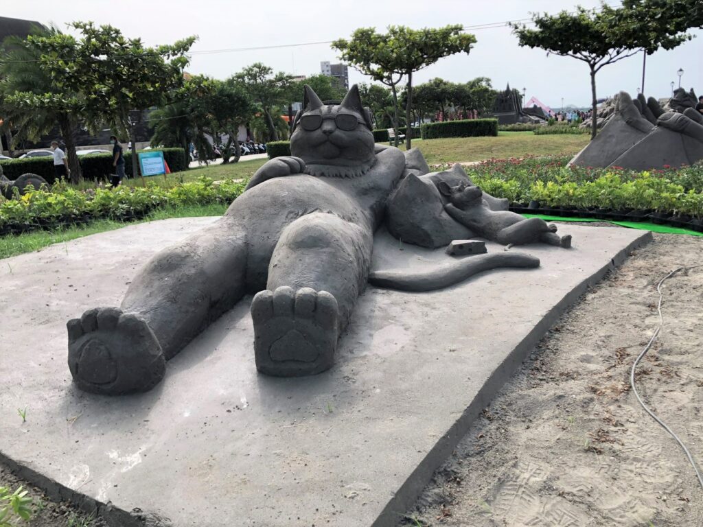 這夏玩不完啦!搭渡輪去看八里左岸沙雕︱大啖老街美食、吸晴裝置藝術、漫步潮間帶︱1路玩到美丁美當 20 八里城市沙雕展/Photo Credit:逆耳小姐