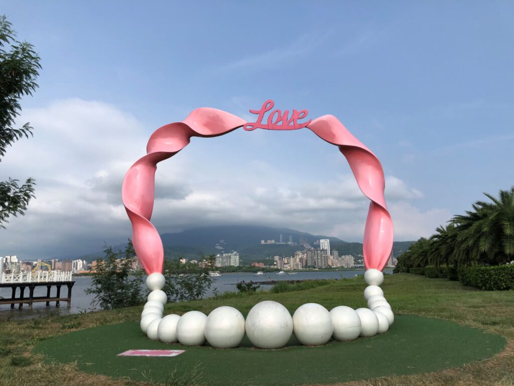 這夏玩不完啦!搭渡輪去看八里左岸沙雕︱大啖老街美食、吸晴裝置藝術、漫步潮間帶︱1路玩到美丁美當 15 八里婚紗廣場裝置藝術/Photo Credit:逆耳小姐