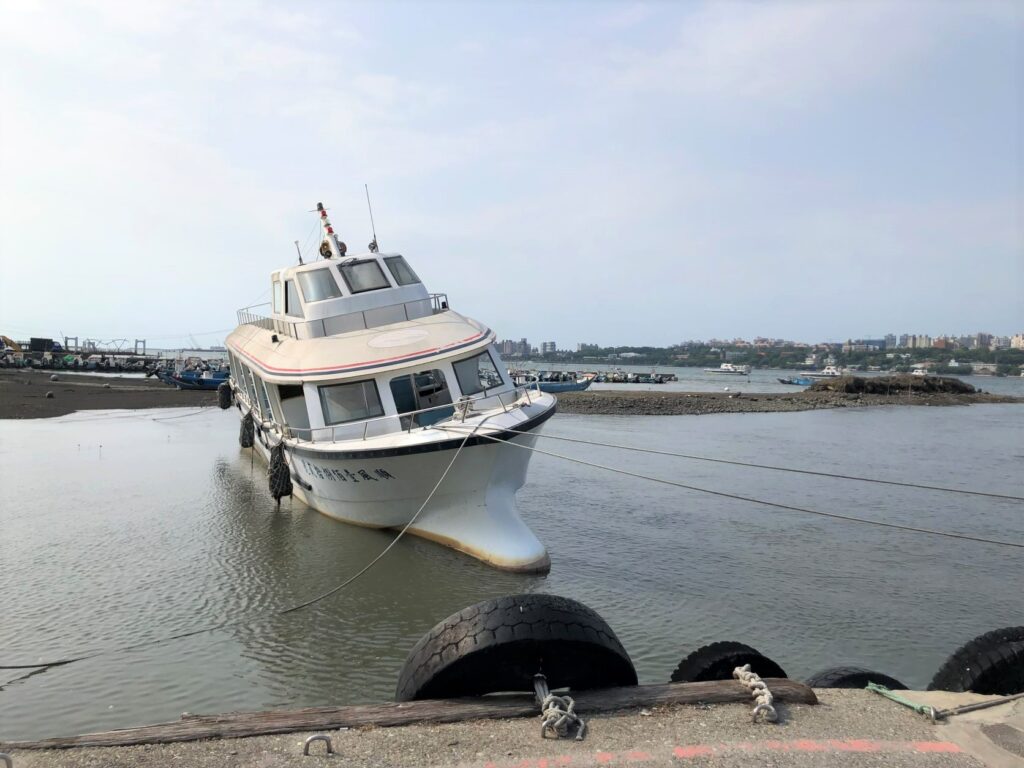 這夏玩不完啦!搭渡輪去看八里左岸沙雕︱大啖老街美食、吸晴裝置藝術、漫步潮間帶︱1路玩到美丁美當 25 八里渡船頭:傾倒的渡輪/Photo Credit:逆耳小姐