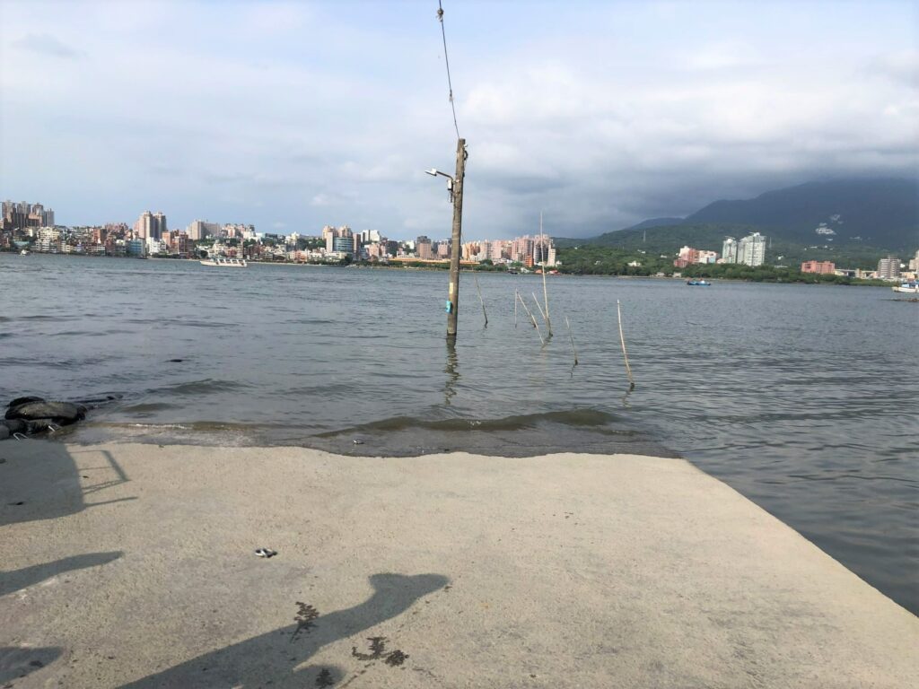 這夏玩不完啦!搭渡輪去看八里左岸沙雕︱大啖老街美食、吸晴裝置藝術、漫步潮間帶︱1路玩到美丁美當 24 八里渡船頭:沒入水中的碼頭/Photo Credit:逆耳小姐