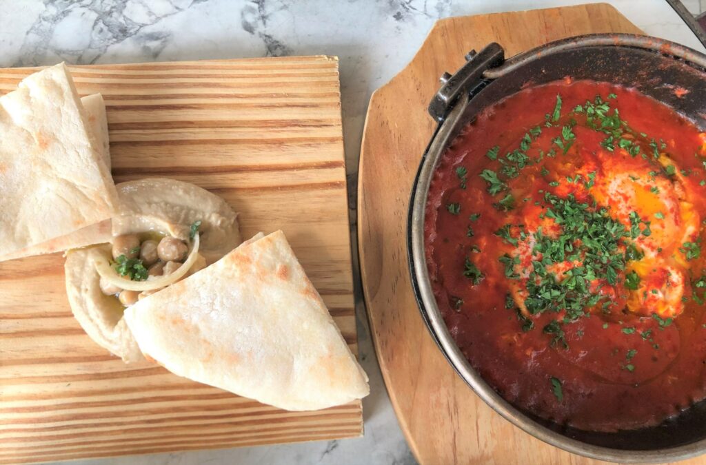 吐司利亞我來了X夏卡蘇卡Shakshuka(1鍋到底含食譜作法)︱吃貨的小憩食光 5 經典夏卡蘇卡Shakshuka佐鷹嘴豆泥/Photo Credit:逆耳小姐