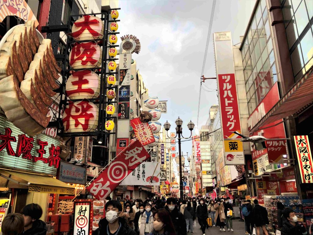 日本擱淺43天︱出發吧!獨旅、Long Stay、長住生活提案︱如何著手安排行程(文長慎入) 26 大阪道頓堀浮誇招牌/Photo Credit:逆耳小姐