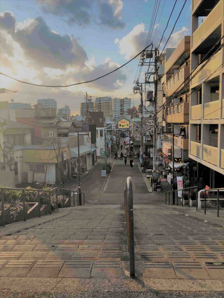 日本擱淺43天︱出發吧!獨旅、Long Stay、長住生活提案︱如何著手安排行程(文長慎入) 17 谷中銀座階梯夕陽/Photo Credit:逆耳小姐