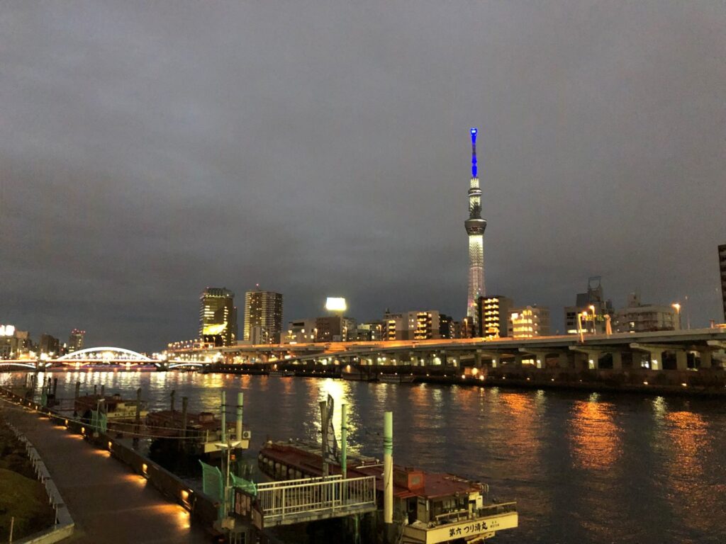 日本擱淺43天︱出發吧!獨旅、Long Stay、長住生活提案︱如何著手安排行程(文長慎入) 6 隅田川畔晴空塔夜景/Photo Credit:逆耳小姐