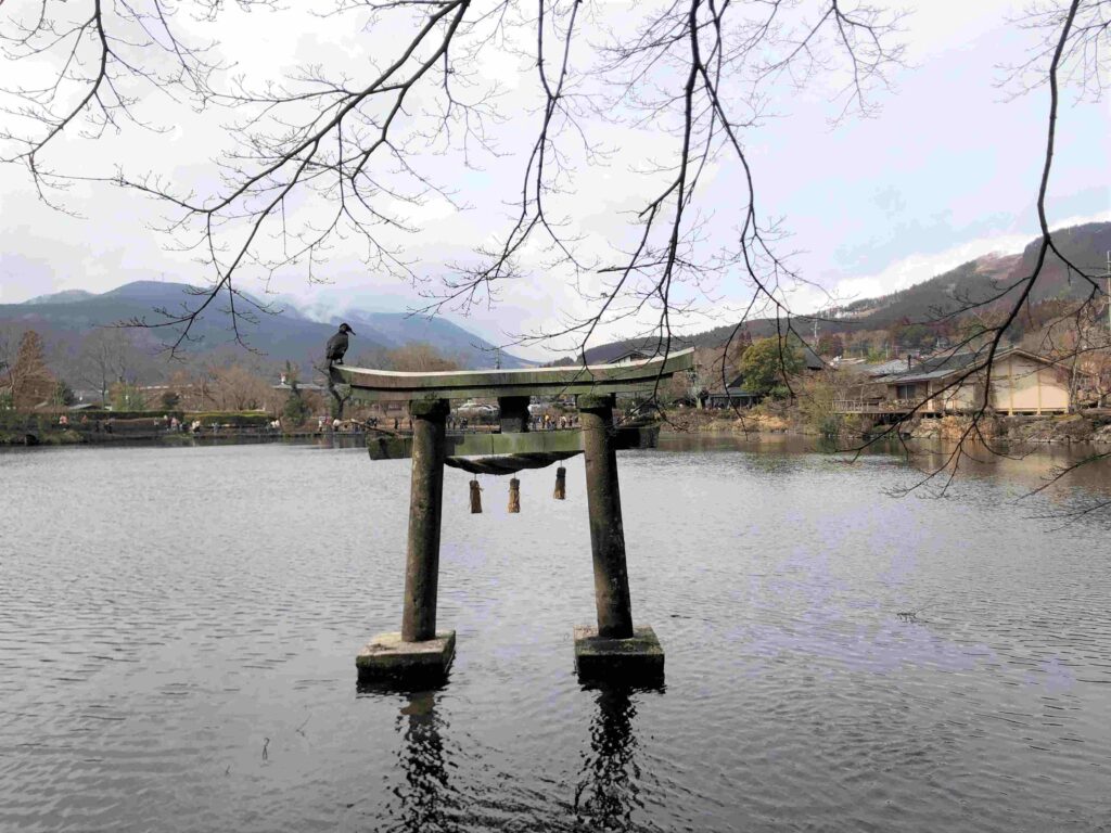 日本擱淺43天︱出發吧!獨旅、Long Stay、長住生活提案︱如何著手安排行程(文長慎入) 30 由布院金鱗湖中鳥居/Photo Credit:逆耳小姐