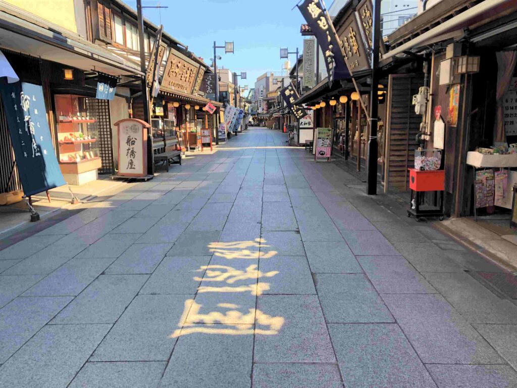日本擱淺43天︱出發吧!獨旅、Long Stay、長住生活提案︱如何著手安排行程(文長慎入) 23 柴又:帝釋天參道/Photo Credit:逆耳小姐