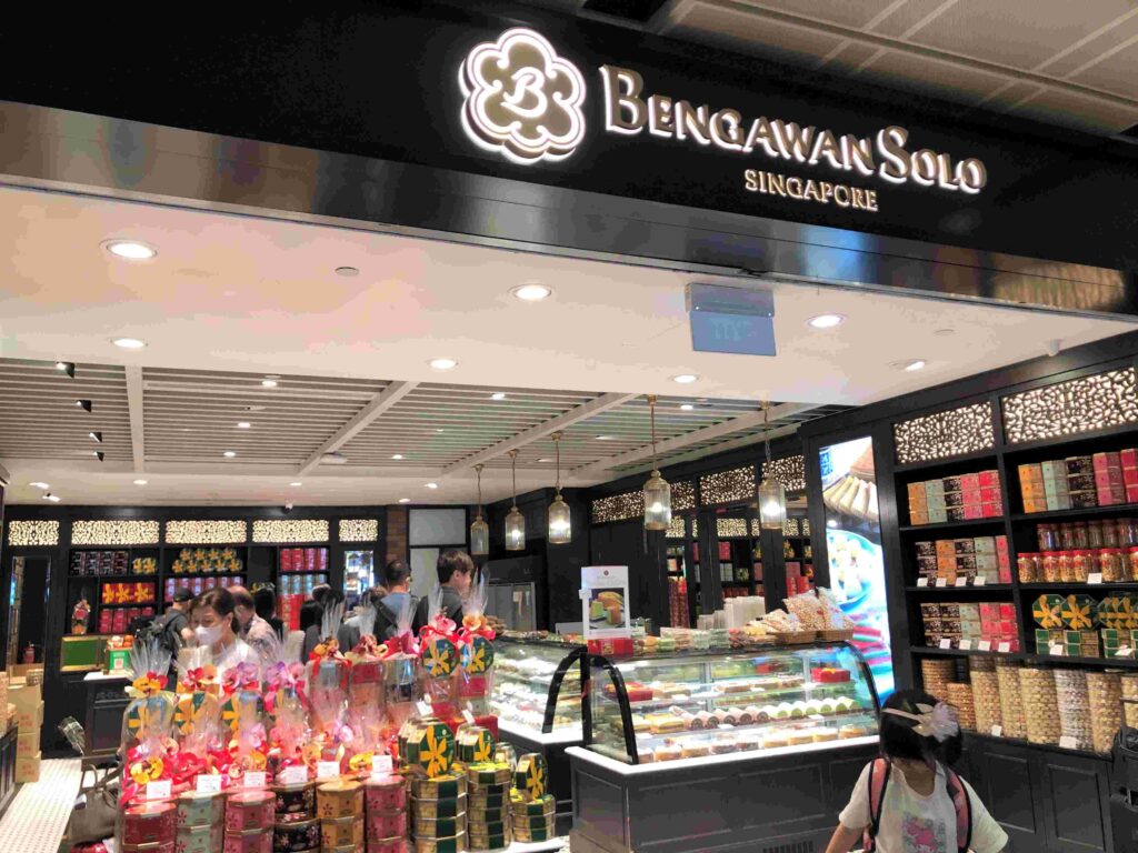 新加坡伴手禮6大類最受歡迎經典必買︱送禮自用兩相宜︱順便告訴你那裡買 5 Bengawan Solo機場店門市外觀及蛋糕櫃/Photo Credit:逆耳小姐