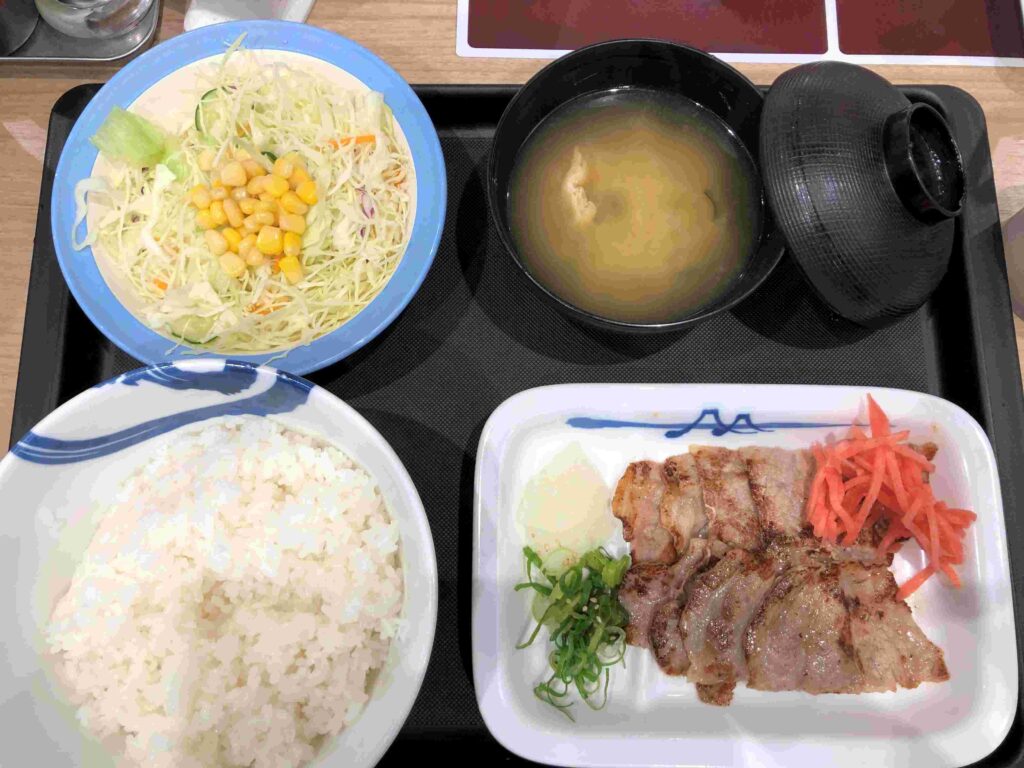 日本LONG STAY玩1個半月如何省錢?︱把省錢當成有趣的日常 16 松屋人氣豬梅花燒肉套餐/Photo Credit:逆耳小姐