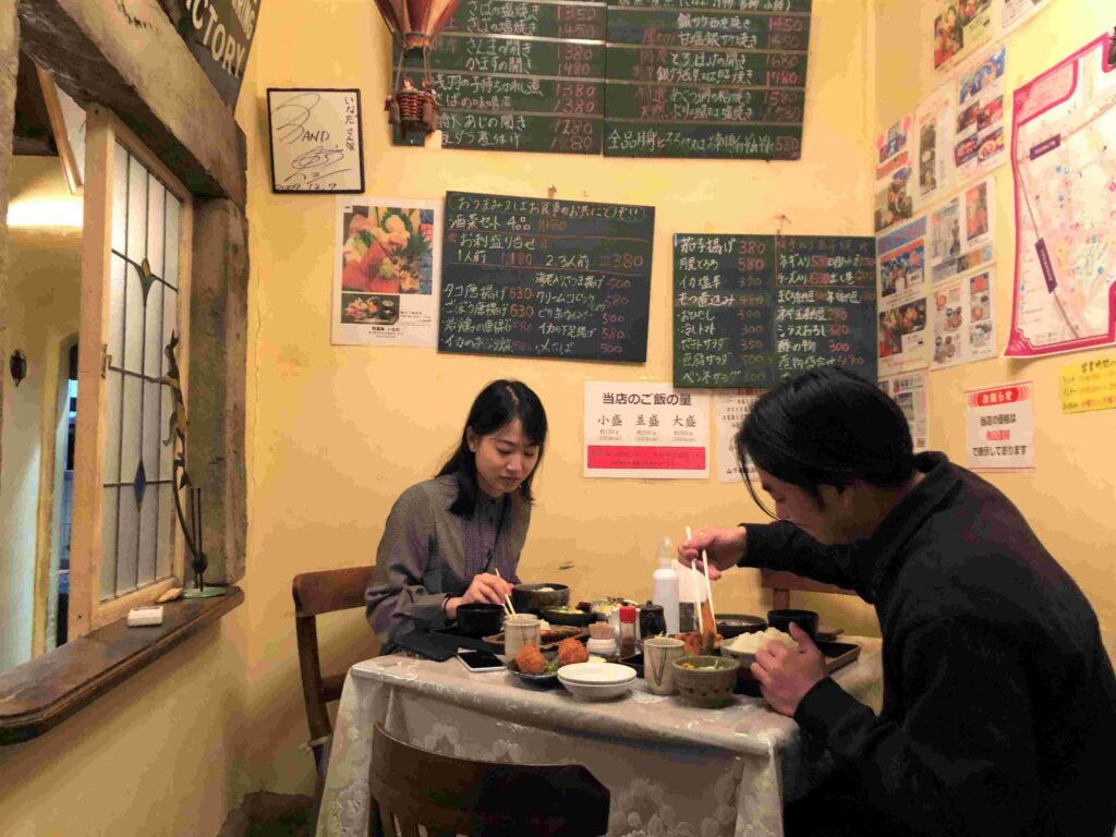 跟著日劇吃美食#五郎 02:旬菜魚いなだ︱東京世田谷區散策︱同場加映上野:鴨to葱 9 旬菜魚 いなだ :牆上豐富的菜單/Photo Credit:逆耳小姐