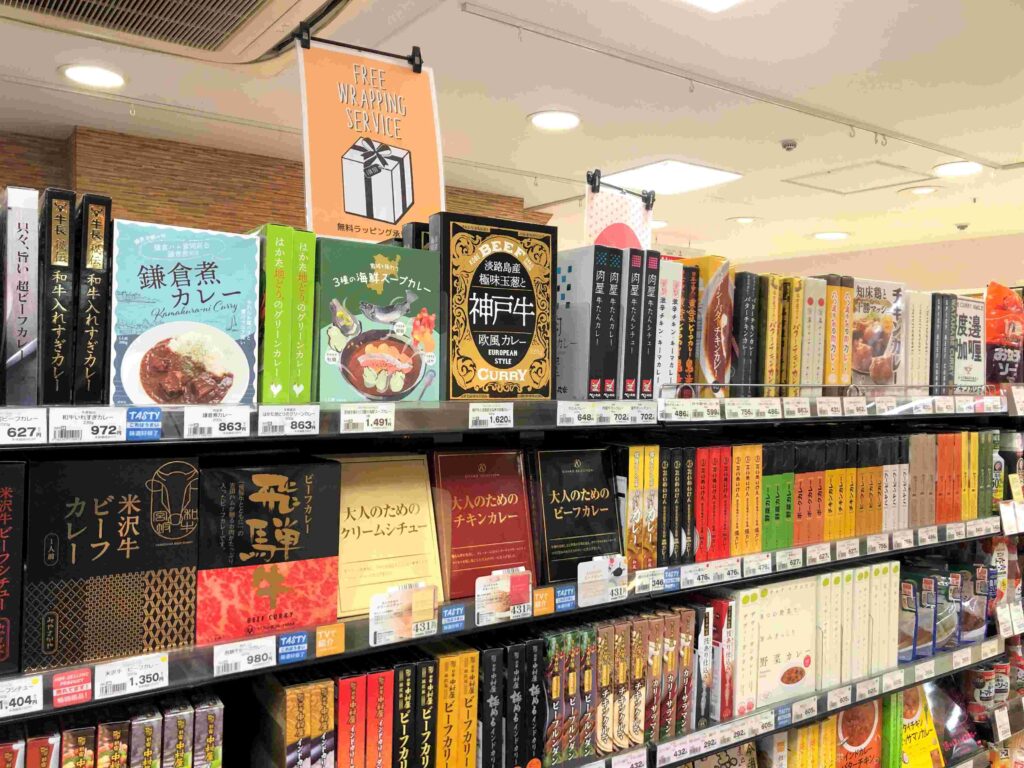 日本LONG STAY玩1個半月如何省錢?︱把省錢當成有趣的日常 15 像書本一樣的職人聯名的人氣咖哩醬包/Photo Credit:逆耳小姐