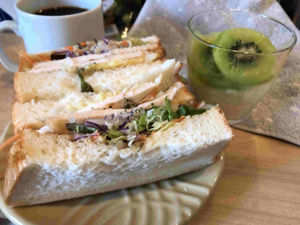 日本LONG STAY玩1個半月如何省錢?︱把省錢當成有趣的日常 11 盒裝沙拉變身三明治內餡/Photo Credit:逆耳小姐