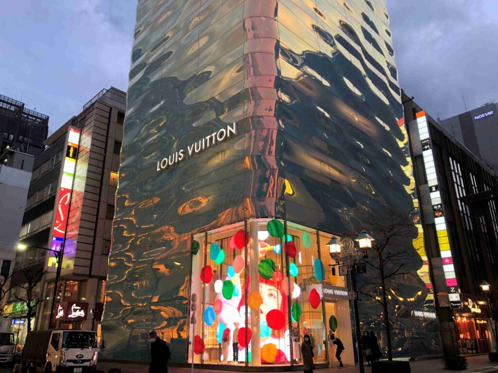 LV銀座大樓與草間彌生／Photo Credit：逆耳小姐