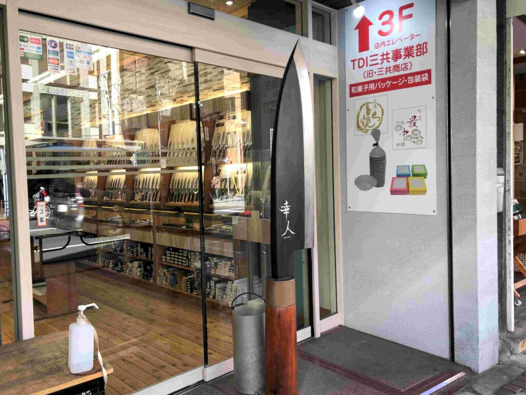 合羽橋道具街店家門口的那把刀／Photo Credit：逆耳小姐