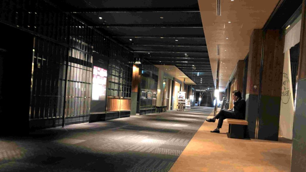 日本LONG STAY玩1個半月如何省錢?︱把省錢當成有趣的日常 25 惠比壽花園廣場 TOP OF YEBISU38樓走廊/Photo Credit:逆耳小姐