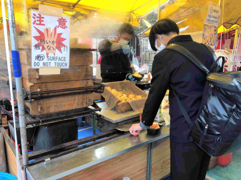 淺草寺節分會︱每年2月3日這樣吃會好運︱撒福豆、福聚之舞、吃惠方卷 17 淺草寺活動小吃攤位/Photo Credit:逆耳小姐