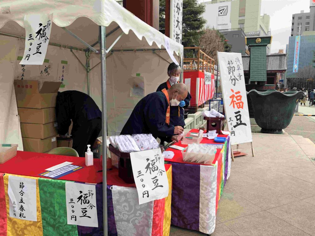 淺草寺節分會︱每年2月3日這樣吃會好運︱撒福豆、福聚之舞、吃惠方卷 27 淺草寺販售節分福豆、五春禮攤位/Photo Credit:逆耳小姐