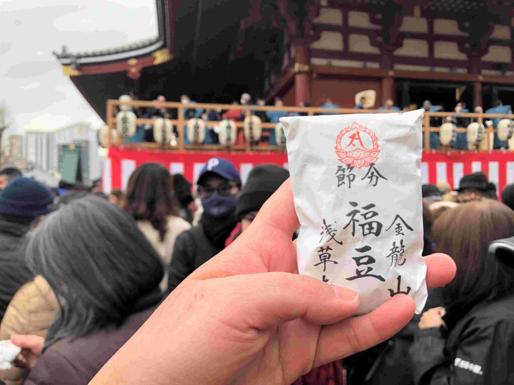 淺草寺節分會︱每年2月3日這樣吃會好運︱撒福豆、福聚之舞、吃惠方卷 24 接到淺草寺的節分福豆/Photo Credit:逆耳小姐