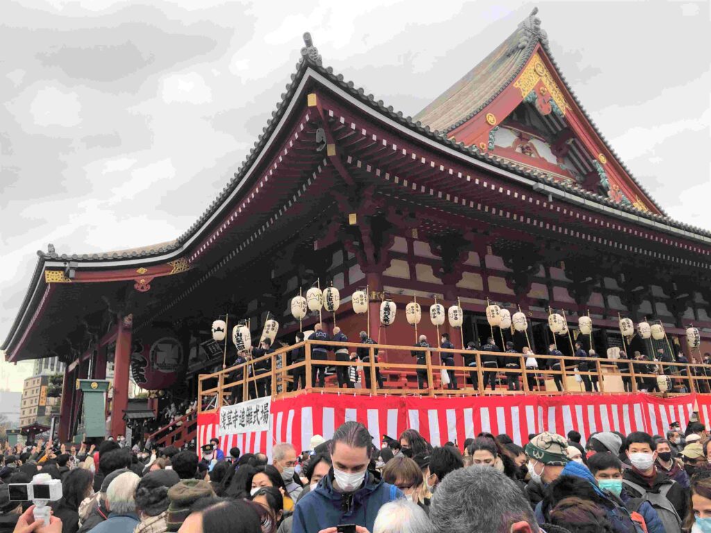 淺草寺節分會︱每年2月3日這樣吃會好運︱撒福豆、福聚之舞、吃惠方卷 22 淺草寺節分會撒豆儀式/Photo Credit:逆耳小姐