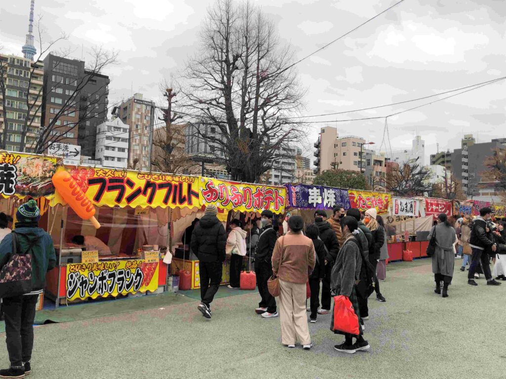 淺草寺節分會︱每年2月3日這樣吃會好運︱撒福豆、福聚之舞、吃惠方卷 16 淺草寺活動小吃攤位/Photo Credit:逆耳小姐