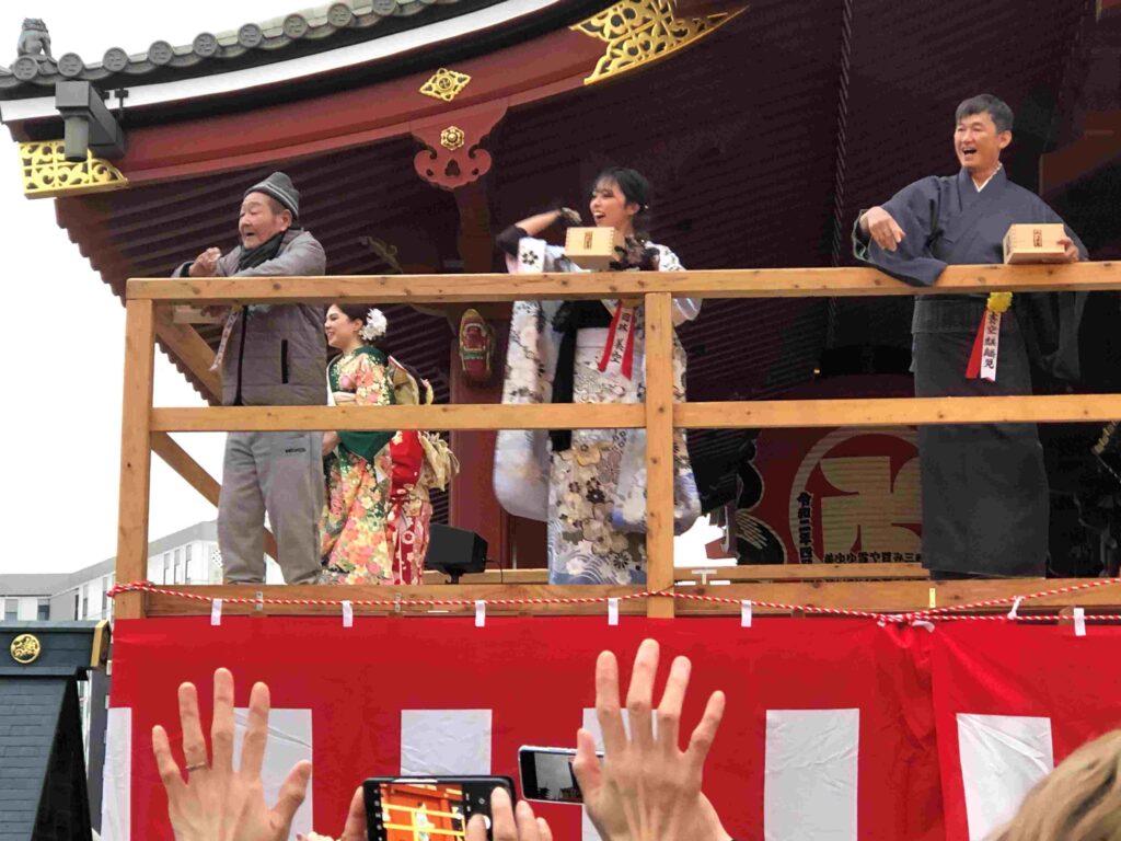 淺草寺節分會︱每年2月3日這樣吃會好運︱撒福豆、福聚之舞、吃惠方卷 23 淺草文化藝能人節分會撒福豆/Photo Credit:逆耳小姐
