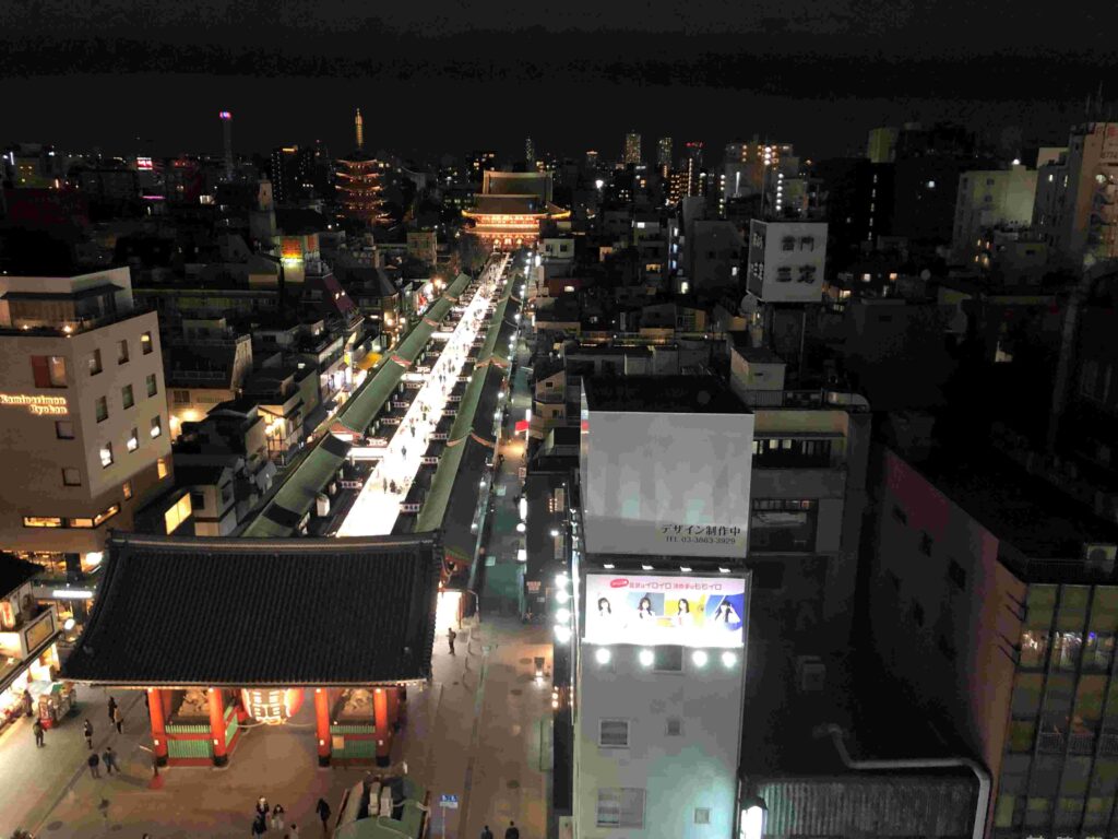 日本LONG STAY玩1個半月如何省錢?︱把省錢當成有趣的日常 29 淺草文化觀光中心頂樓:晴空塔、雷門/Photo Credit:逆耳小姐