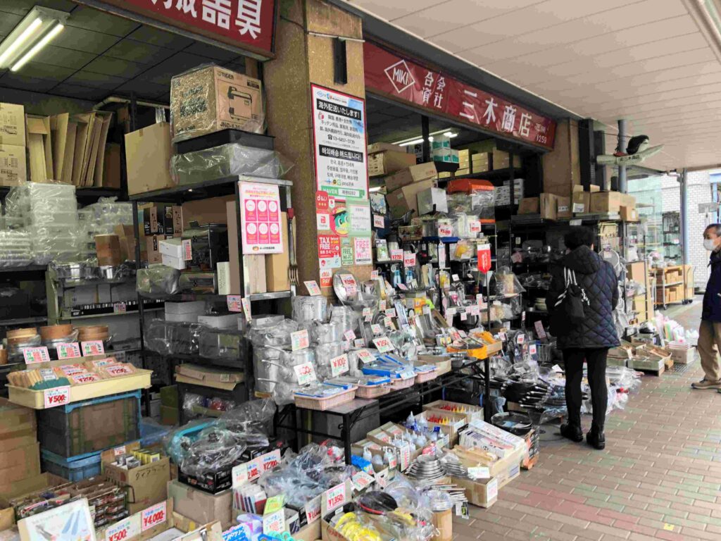 合羽橋道具街店家陳列亂中有序／Photo Credit：逆耳小姐