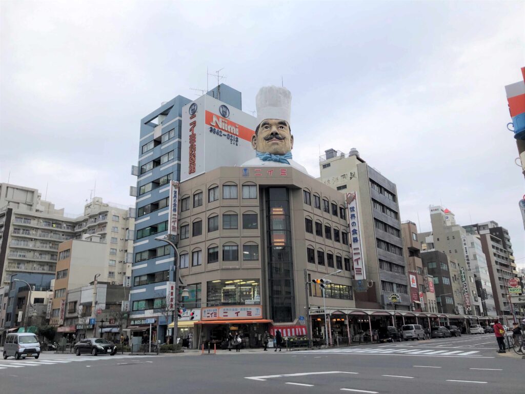 ニイミ洋食器店Niimi 巨大廚師的人頭像／Photo Credit：逆耳小姐