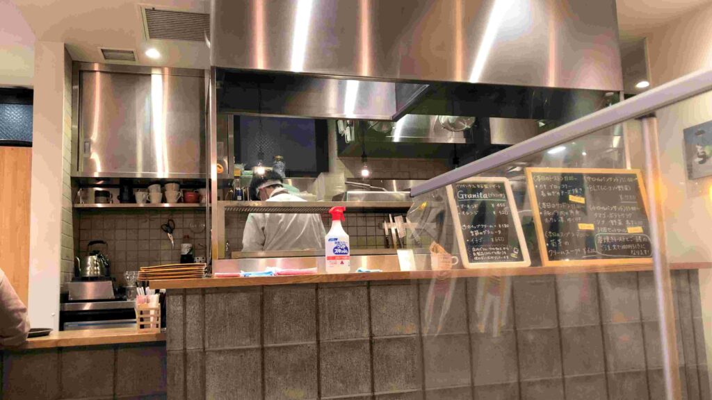 Pelican Café正在烤吐司的師傅／Photo Credit：逆耳小姐