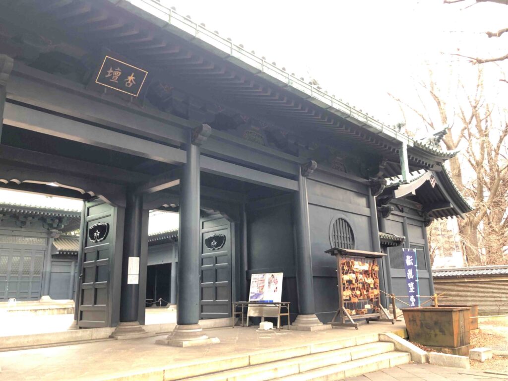 神保町︱咖哩控、舊書街、鐵道迷3合1散步路線 64 湯島聖堂:杏壇門/Photo Credit:逆耳小姐