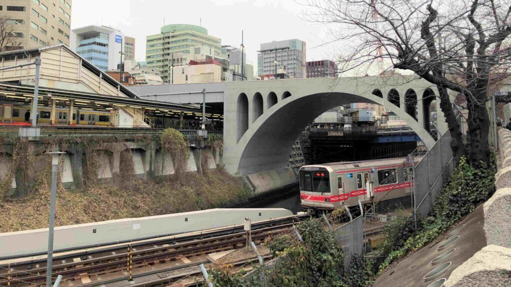 神保町︱咖哩控、舊書街、鐵道迷3合1散步路線 58 聖橋與列車/Photo Credit:逆耳小姐