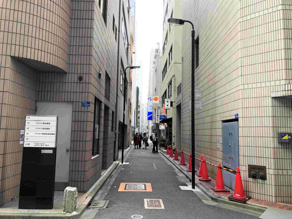 神保町︱咖哩控、舊書街、鐵道迷3合1散步路線 25 BONDY歐風咖哩巷口/Photo Credit:逆耳小姐