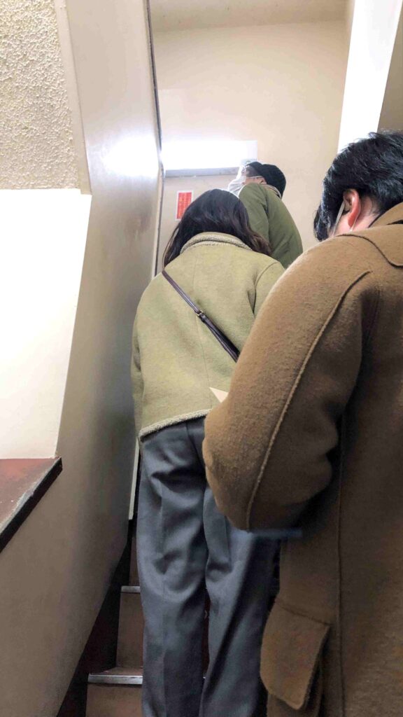 神保町︱咖哩控、舊書街、鐵道迷3合1散步路線 30 BONDY往2樓階梯排隊中