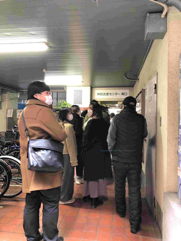 神保町︱咖哩控、舊書街、鐵道迷3合1散步路線 29 BONDY1樓排隊隊伍