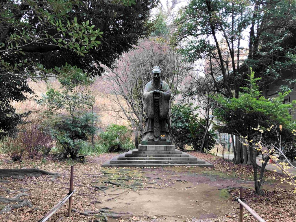 神保町︱咖哩控、舊書街、鐵道迷3合1散步路線 63 湯島聖堂:孔子雕像/Photo Credit:逆耳小姐