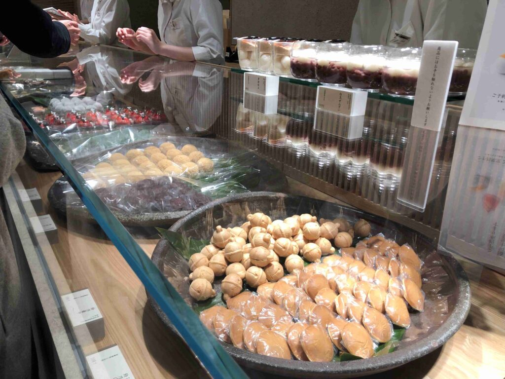 中間像鈴噹形狀的鈴乃最中／Photo Credit：逆耳小姐