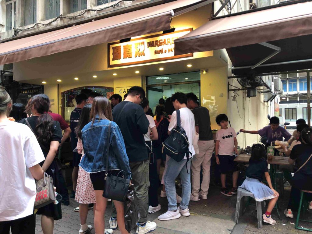 澳門2天1夜免請假✈穿梭在白底藍字的巷弄潮旅︱1日5餐飽食終日全紀錄 34 瑪嘉烈蛋撻店排隊人潮/Photo Credit:逆耳小姐