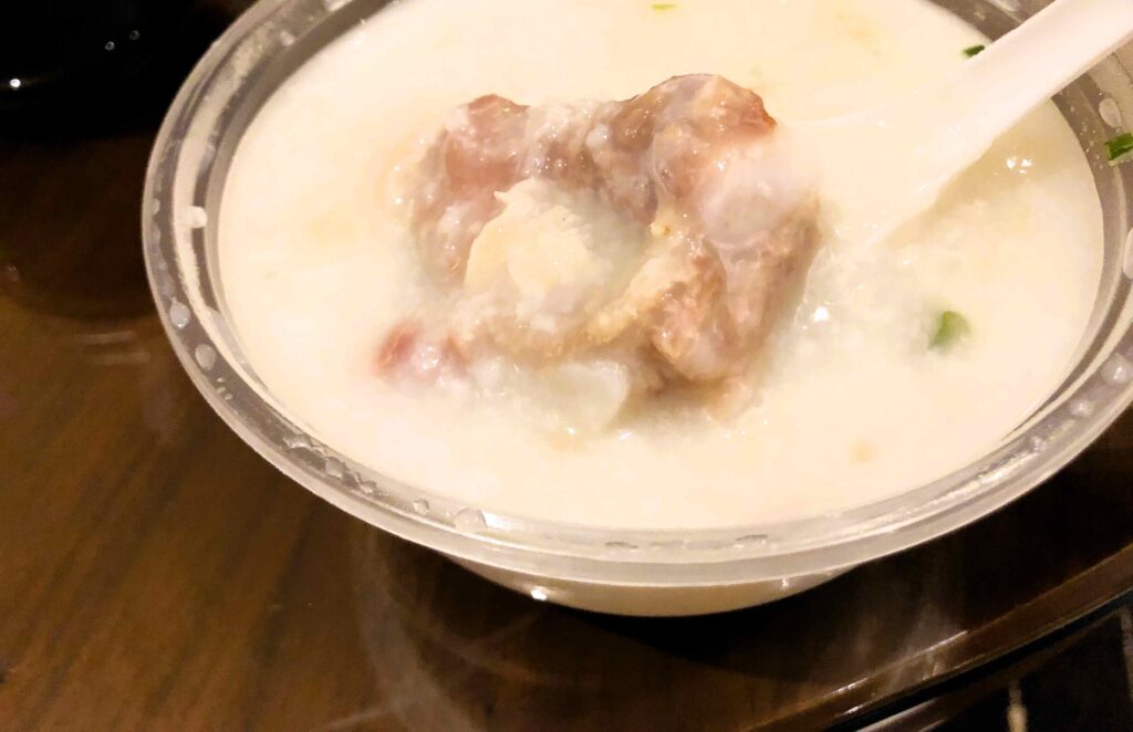 澳門2天1夜免請假✈穿梭在白底藍字的巷弄潮旅︱1日5餐飽食終日全紀錄 40 權記粥品:招牌豬骨粥/Photo Credit:逆耳小姐