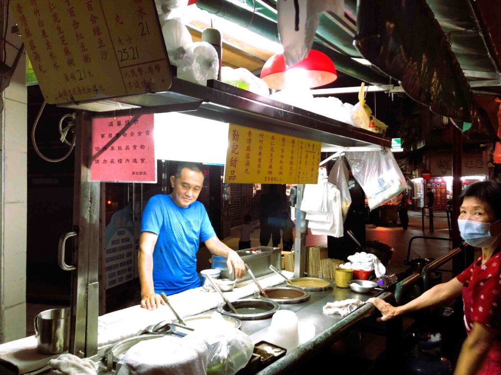 澳門2天1夜免請假✈穿梭在白底藍字的巷弄潮旅︱1日5餐飽食終日全紀錄 41 勤記甜品檔口/Photo Credit:逆耳小姐