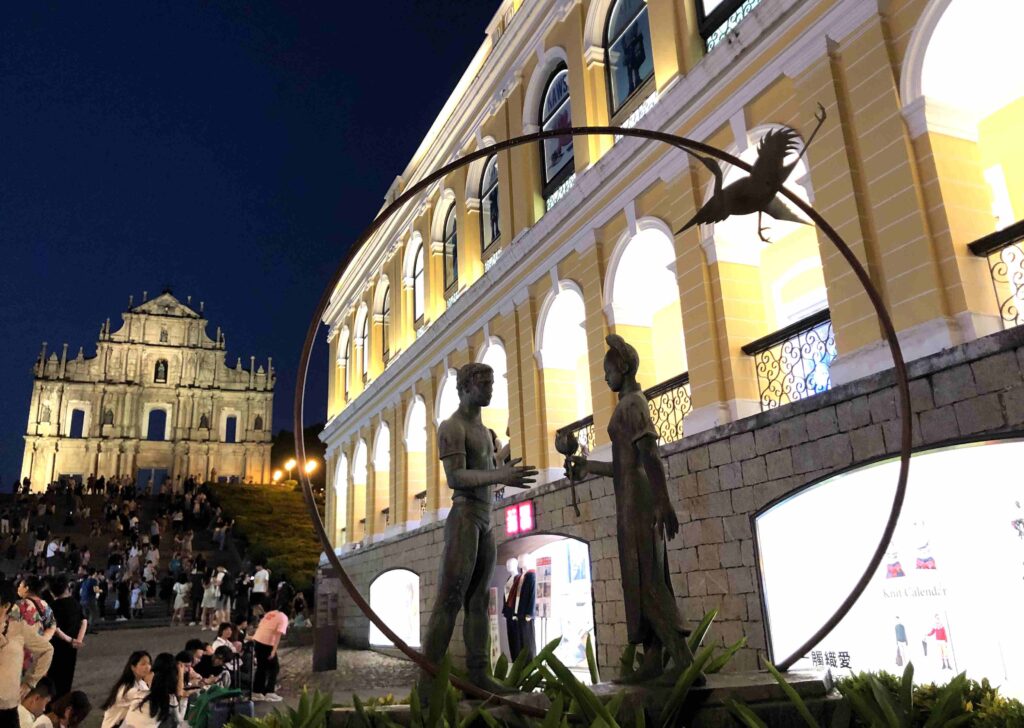 澳門2天1夜免請假✈穿梭在白底藍字的巷弄潮旅︱1日5餐飽食終日全紀錄 23 夜晚的大三巴牌坊/Photo Credit:逆耳小姐
