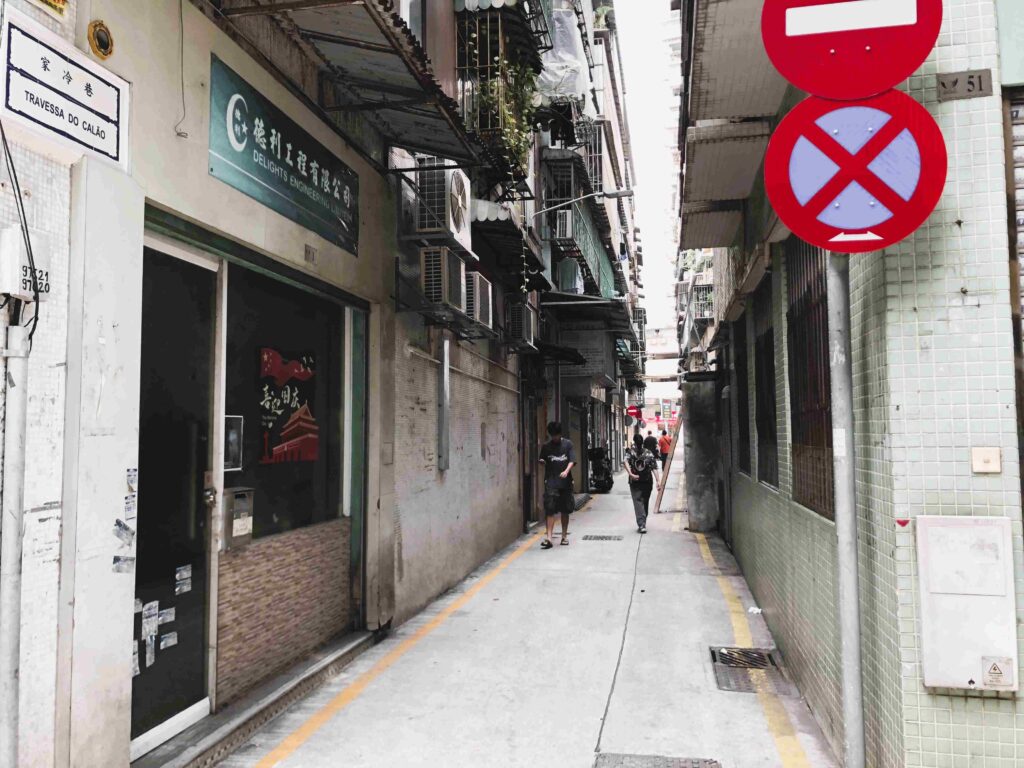 澳門2天1夜免請假✈穿梭在白底藍字的巷弄潮旅︱1日5餐飽食終日全紀錄 61 家冷巷/Photo Credit:逆耳小姐