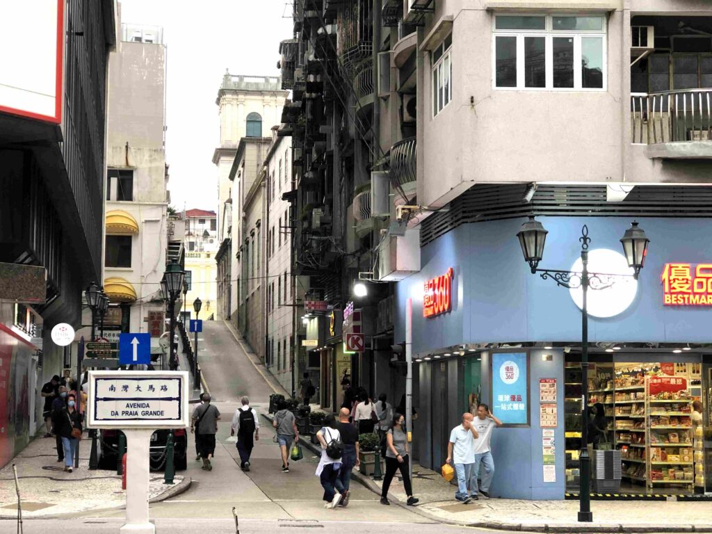 澳門2天1夜免請假✈穿梭在白底藍字的巷弄潮旅︱1日5餐飽食終日全紀錄 46 南灣大馬路/Photo Credit:逆耳小姐