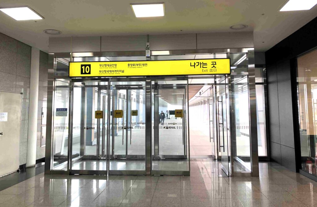 釜山火車站二樓往10號出口方向往釜山港國際客運碼頭／Photo Credit：逆耳小姐