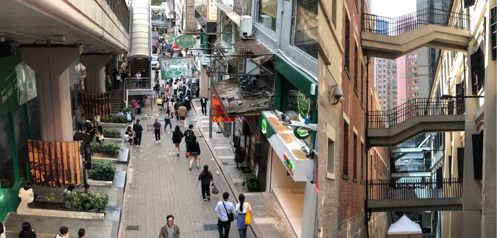 香港3天2夜的老派約會︱說走就走︱北角、中環吃貨路線 26 中環至半山自動扶手電梯往外拍(左)、大館一隅(右)/Photo Credit:逆耳小姐
