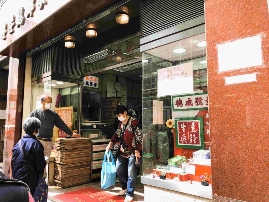 香港3天2夜的老派約會︱說走就走︱北角、中環吃貨路線 6 北角德成號蛋捲店門口/Photo Credit:逆耳小姐