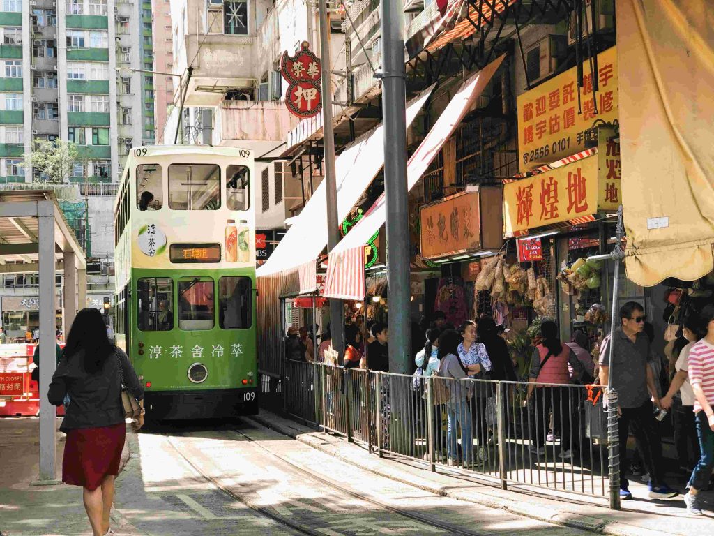 香港3天2夜的老派約會︱說走就走︱北角、中環吃貨路線 36 春秧街叮叮車身影/Photo Credit:逆耳小姐